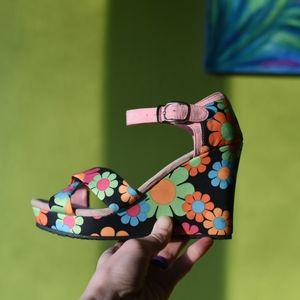 Dawgs Wedge Floral Sandal size 7